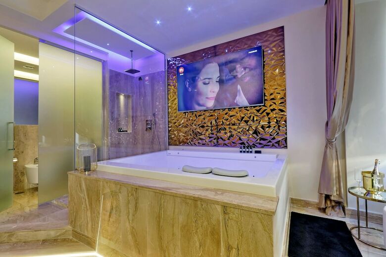 Hotel Spanish Hills Luxury Suites & Jacuzzi