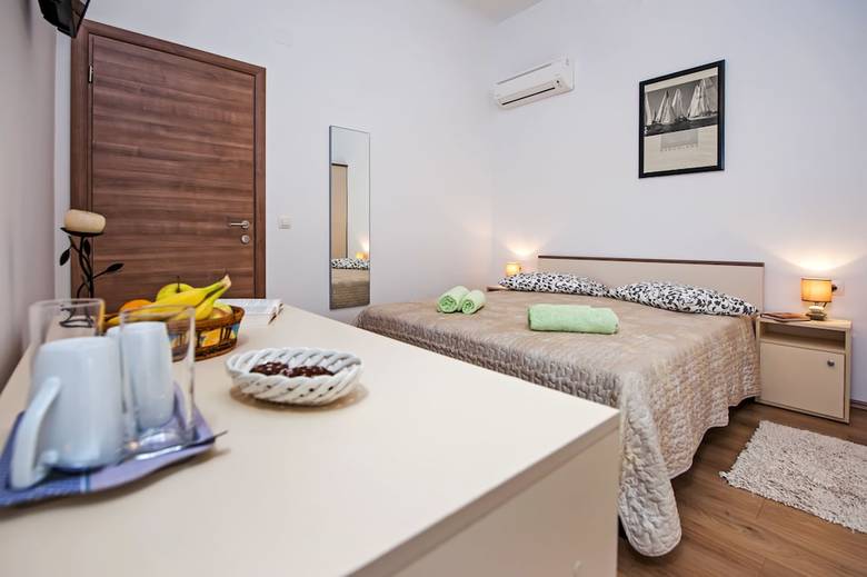 Hotel Apartments & Rooms Chiara