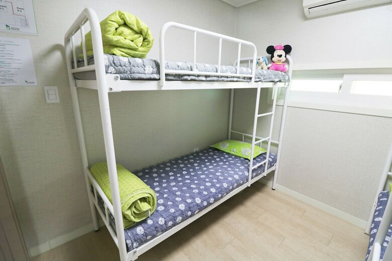 Hostal Four Seasons House - Hostel, Women Only