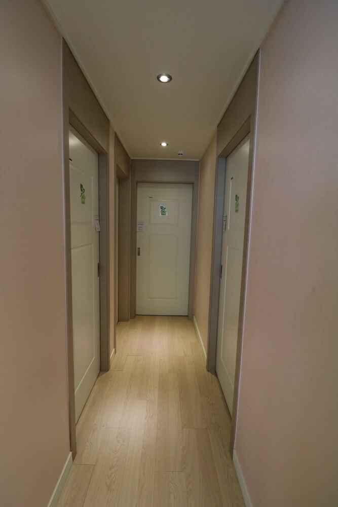 Hostal Four Seasons House - Hostel, Women Only