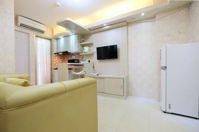 Pool View Bassura City Apartment