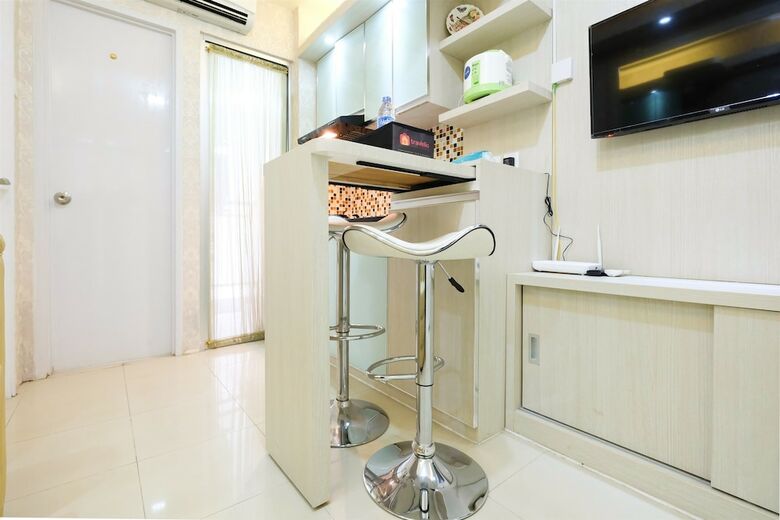 Pool View Bassura City Apartment