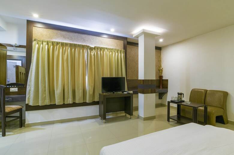 Hotel Crescent Inn Navallur