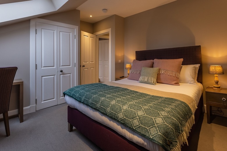 No.1 Apartments ? George IV Bridge