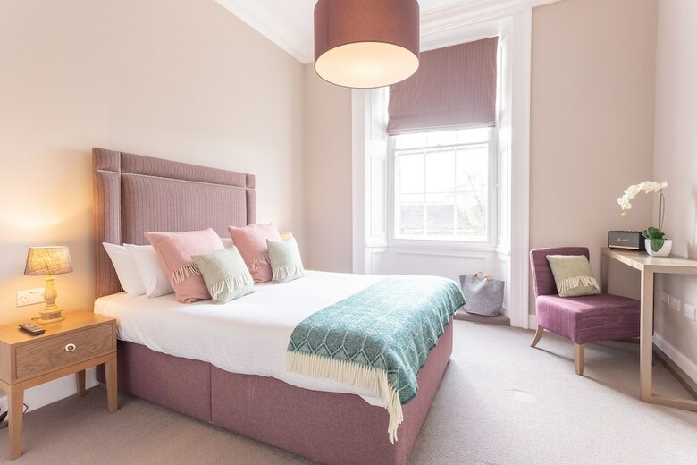 No.1 Apartments ? George IV Bridge