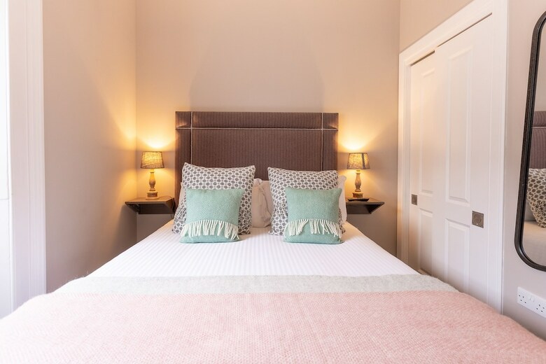 No.1 Apartments ? George IV Bridge
