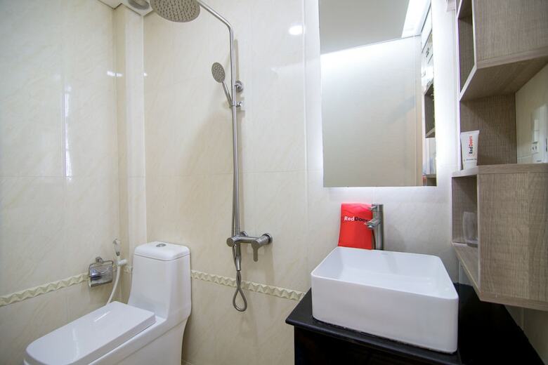 Hotel Reddoorz Plus Near Saigon Train Station