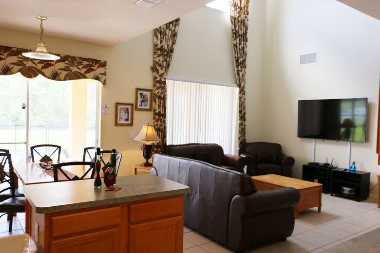 7br 4.5ba Home In Emerald Island Resort By Cv-2708