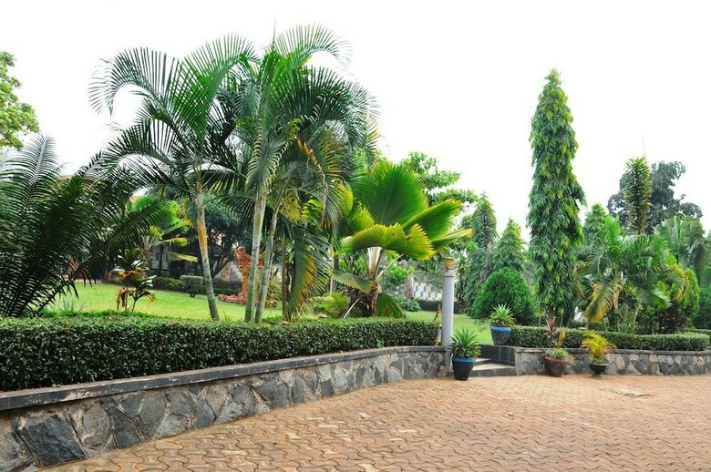 Evelyn Apartments