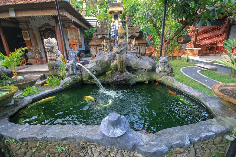 Hotel Pramewari Homestay