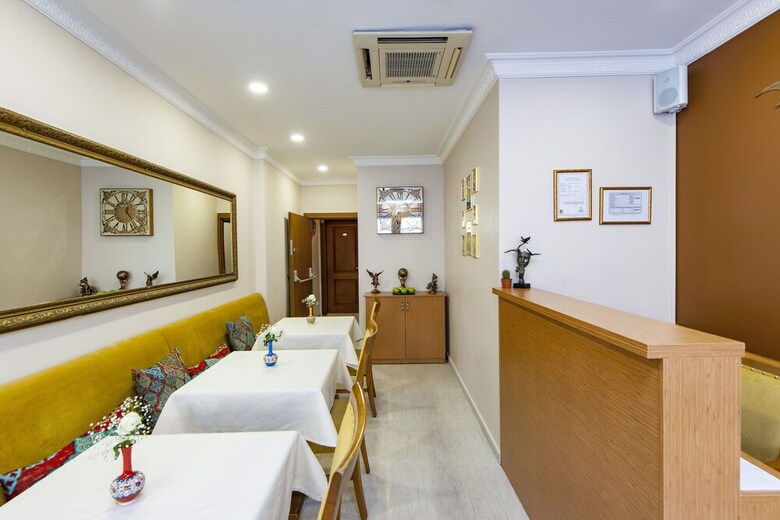 Hotel Royan Suites