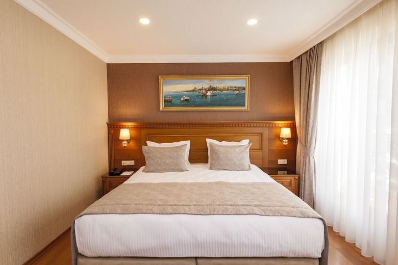 Hotel Royan Suites