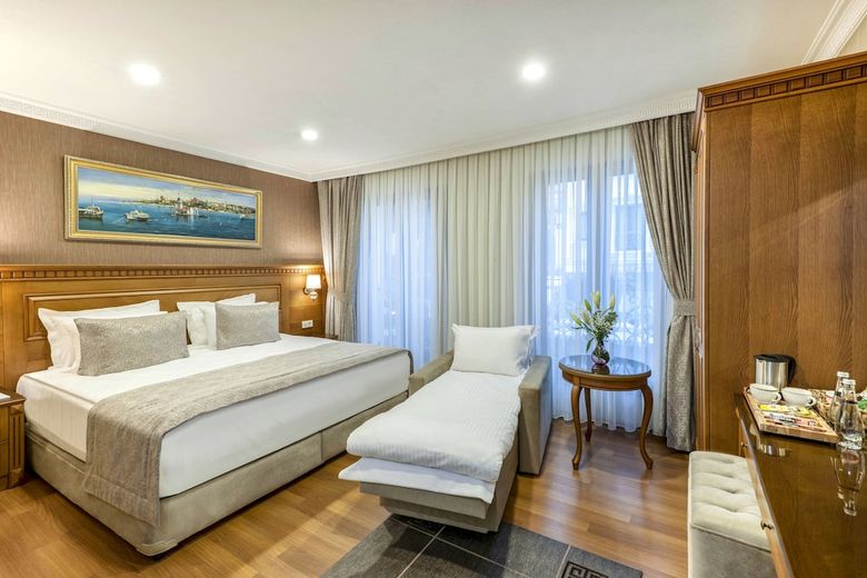 Hotel Royan Suites