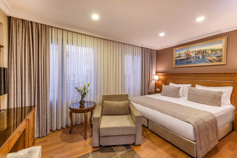Hotel Royan Suites