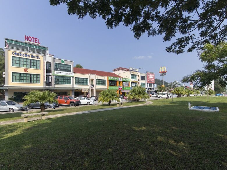 Oyo 445 Charisma Hotel
