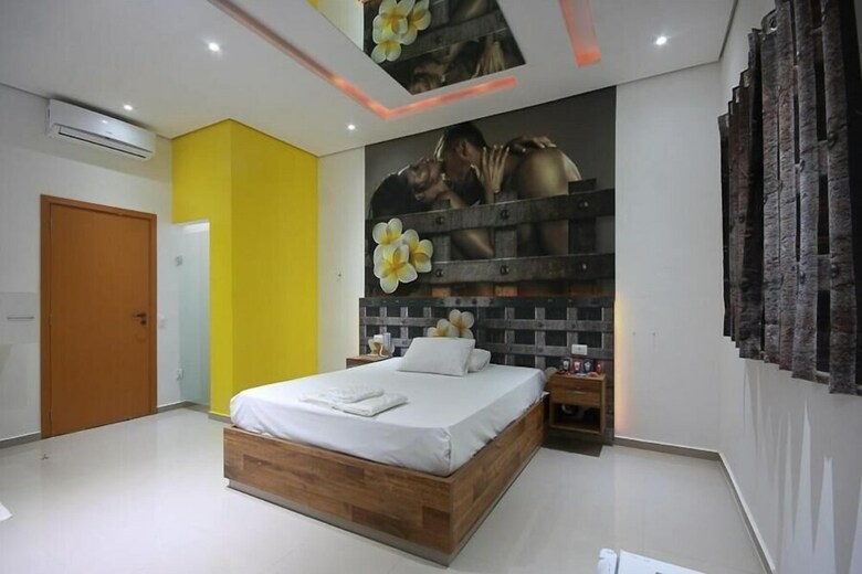 Liverpool Hotel & Motel