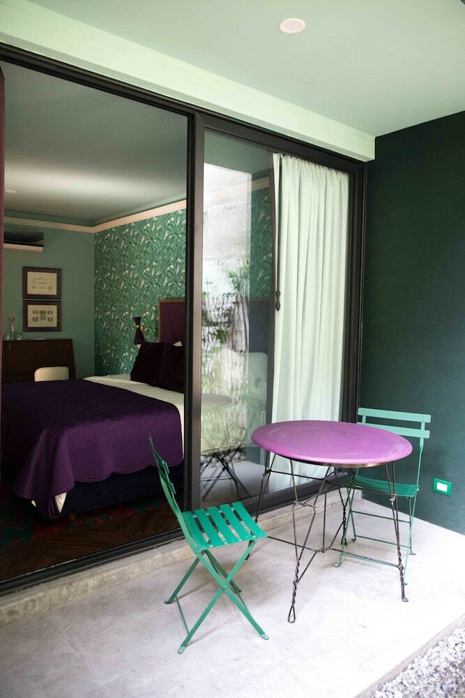 Bed & Breakfast Pug Seal Anatole France