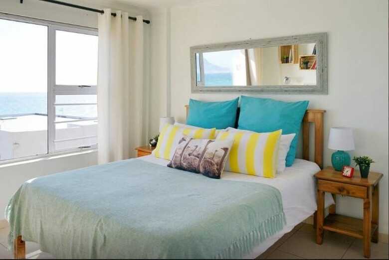 Apartamentos The Waves, Living By The Beach