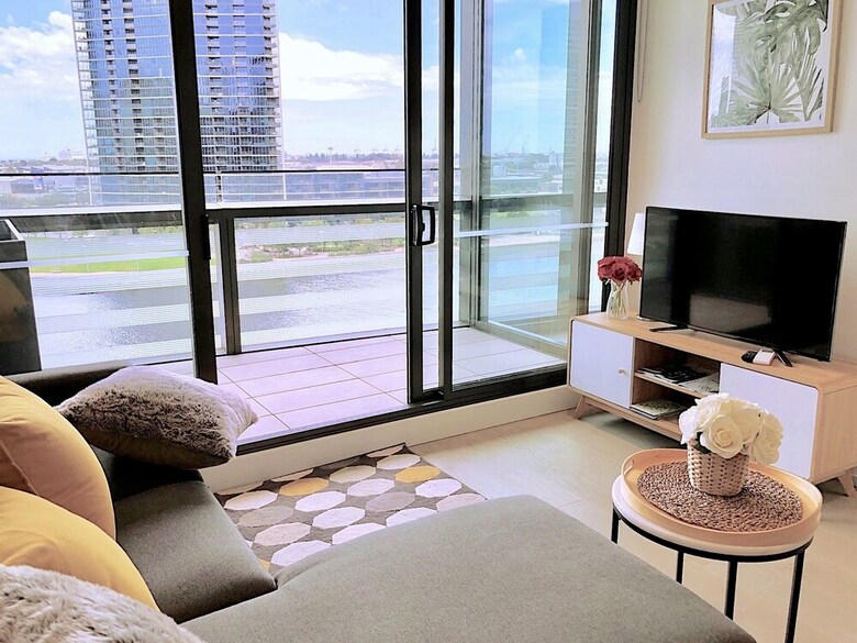 Brilliant Victoria Harbour Waterfront Apartment