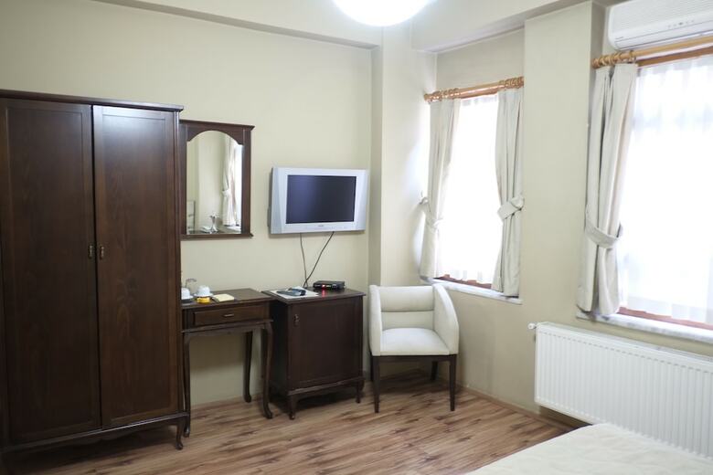 Dora Hotel