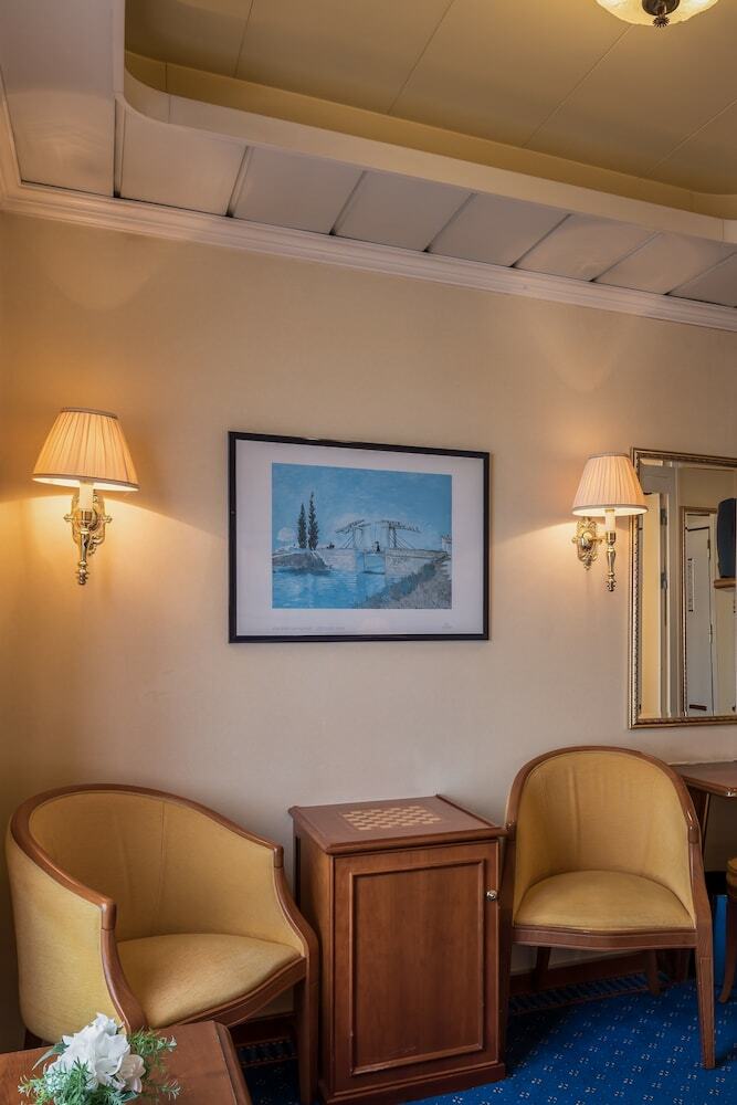 Onriver Hotels  - Ms Cezanne