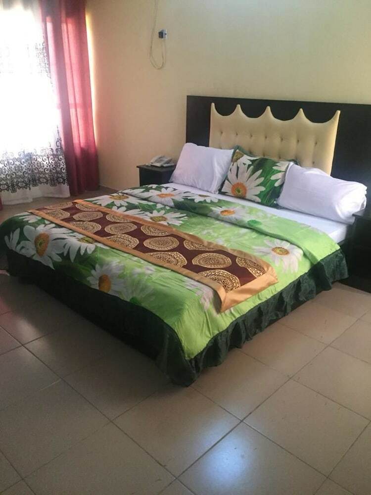 Palais Royale Hotel & Suites