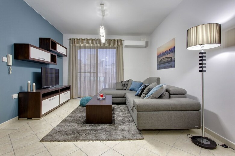 Harbour Views Apart In A Prime Location