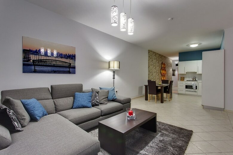 Harbour Views Apart In A Prime Location