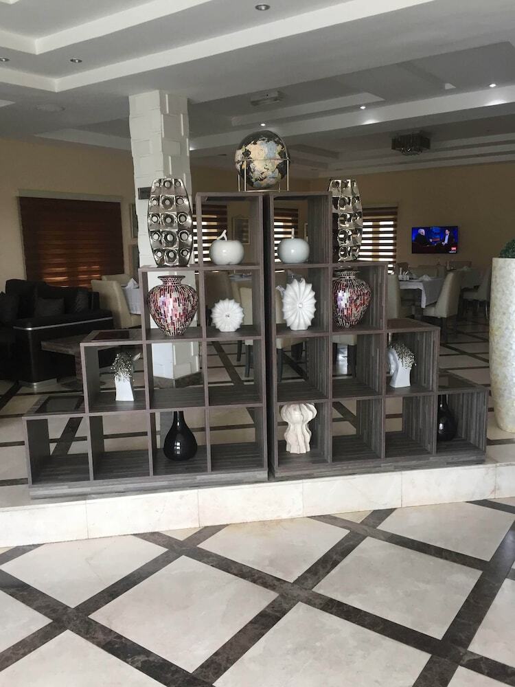 Ellyxville Hotels
