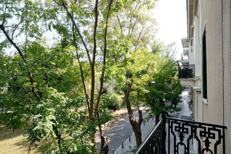 Apartamentos The Athens History