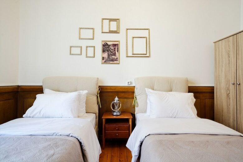 Apartamentos The Athens History