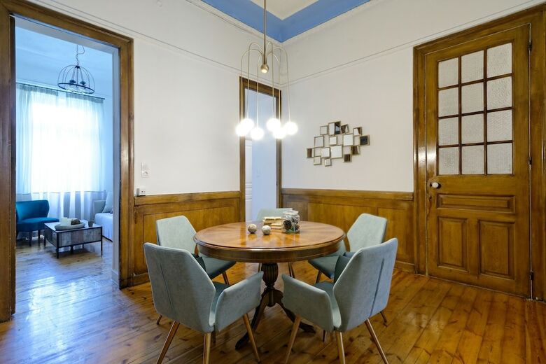 Apartamentos The Athens History