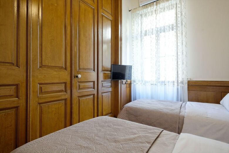 Apartamentos The Athens History