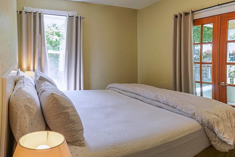 Pioneer House - South Suite