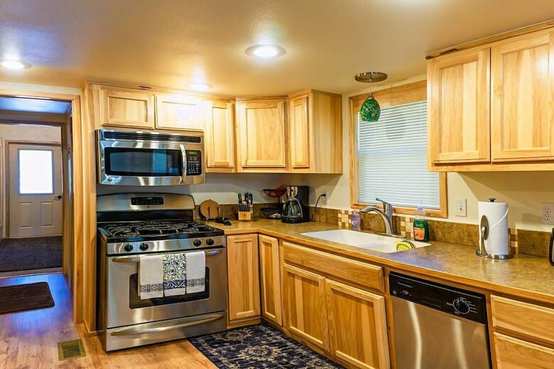 #51 & #52 Hyatt Lake Compound~sleeps 10~lake View