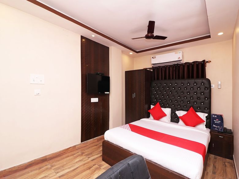 Oyo 13579 Hotel Royal Crowne