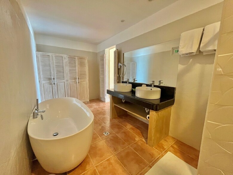 Hotel Coco Grove Beach Resort