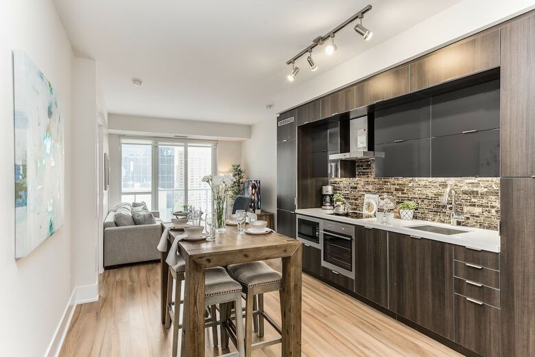 Quickstay - Stylish 2-bedroom Downtown Condo