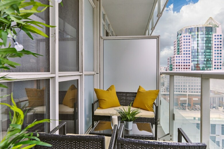 Quickstay - Stylish 2-bedroom Downtown Condo