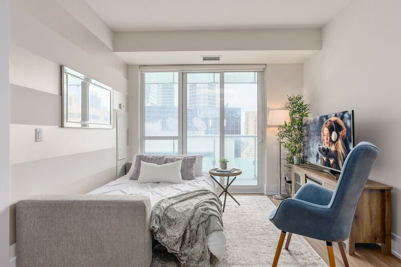Quickstay - Stylish 2-bedroom Downtown Condo