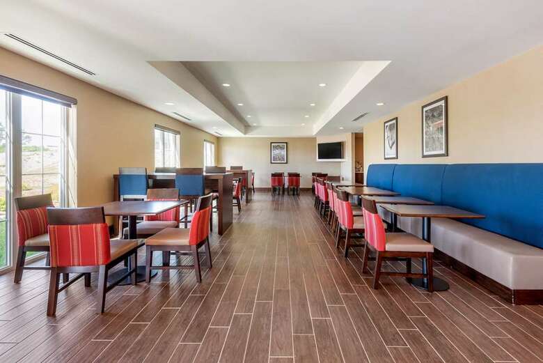 Hotel Comfort Inn & Suites