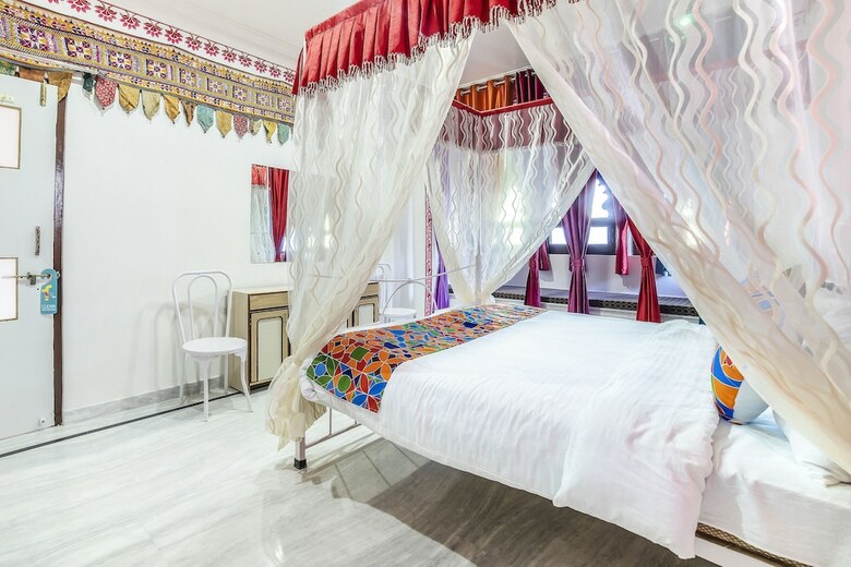 Fabhotel White House