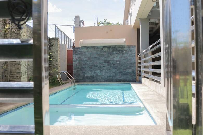 Hotel Reddoorz Plus @ Hernan Cortez Cebu