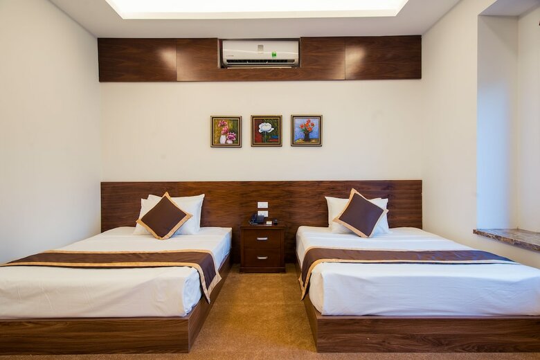 My Hotel ? Night Hanoi