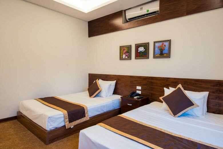 My Hotel ? Night Hanoi