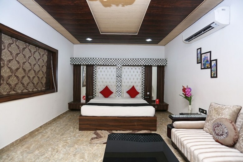 Hotel Capital O 22733 Wood Castle