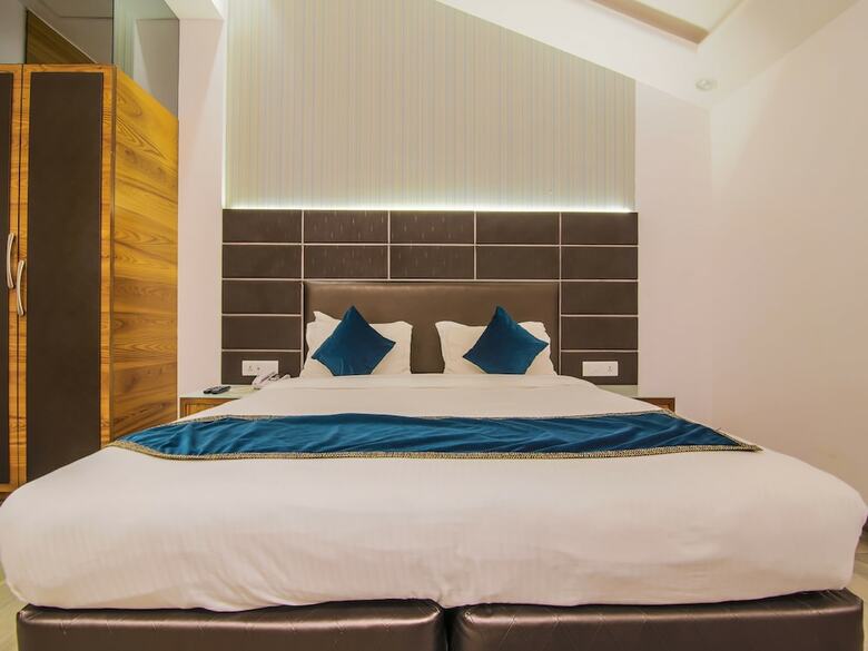 Hotel Edition O 30034 Flora Residency