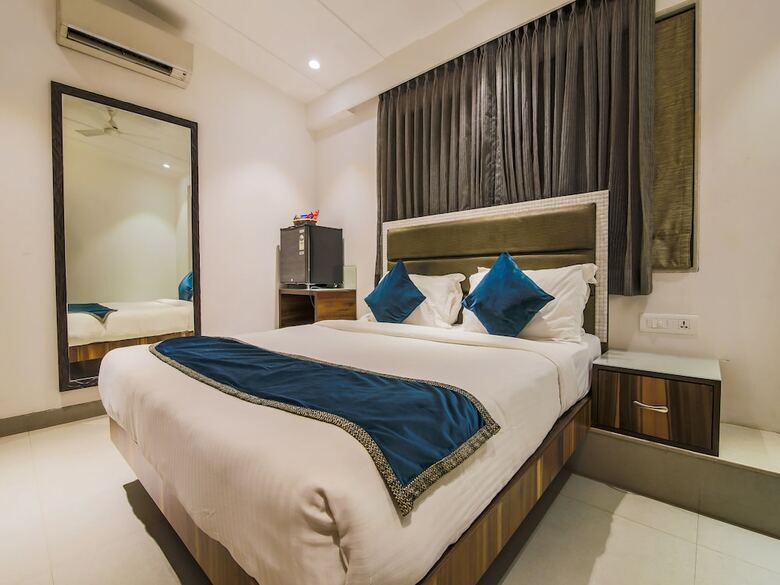 Hotel Edition O 30034 Flora Residency