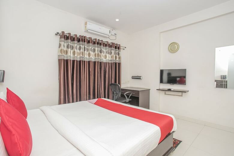 Hotel Oyo 24093 Kp Suits