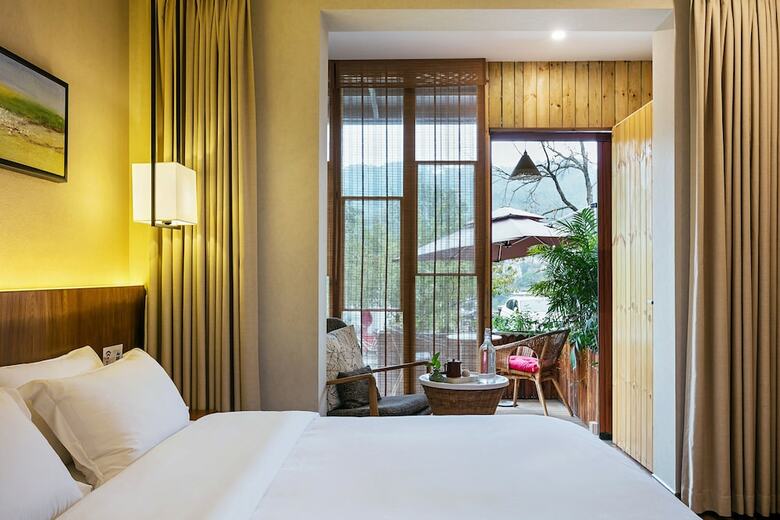 Hangzhou Puyu Travelling With Hotel